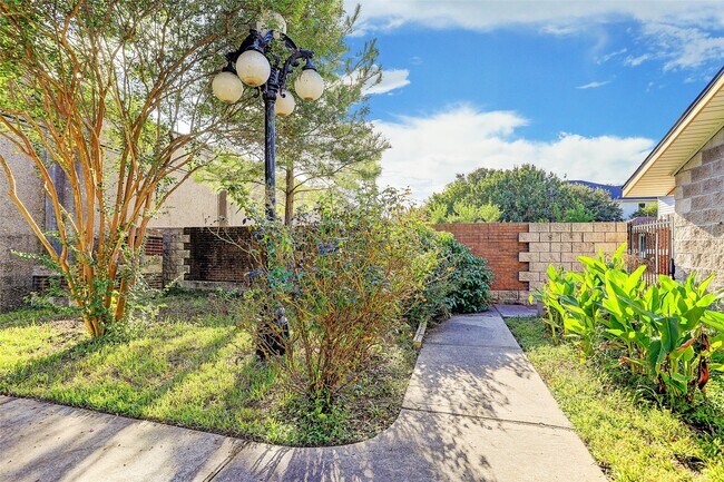 Building Photo - 4315 Woodvalley Dr