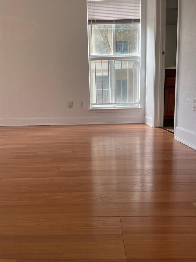 Building Photo - 799 Riverside Dr