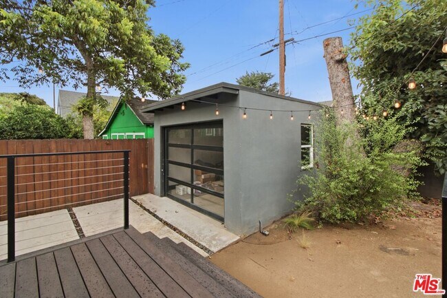 Building Photo - 1548 W 48th St
