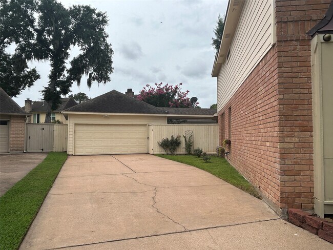 Building Photo - 755 Last Arrow Dr