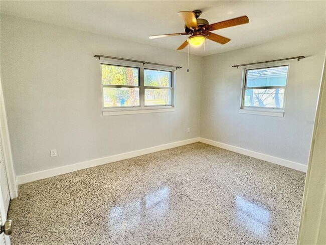 Building Photo - 941 Palm Dr