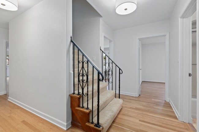 Building Photo - 4bd/2ba Seattle Home