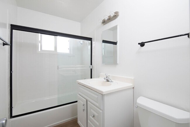 Building Photo - *OPEN HOUSE: 9/28 11:30AM-1PM* Upstairs 2B...