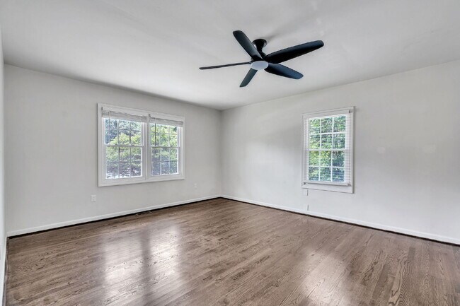 Building Photo - Beautiful 5 Bedroom 3 Bathroom Retreat with Fenced Backyard $2,200/mo rent