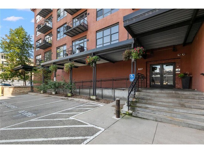 Building Photo - 607 Washington Ave S