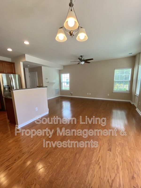 Building Photo - 2601 Silverthorn Dr