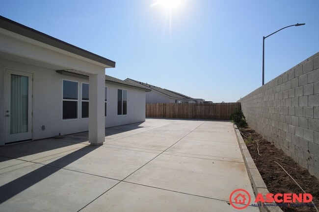 Building Photo - 3 Bedroom Home off Coffee Rd and 7th Stand...