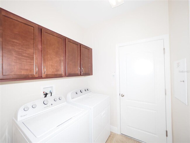 Building Photo - 995 Molly Cir