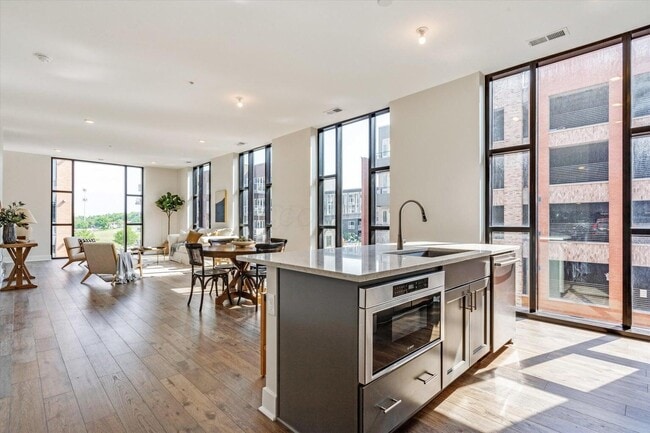 Building Photo - 6745 Longshore St
