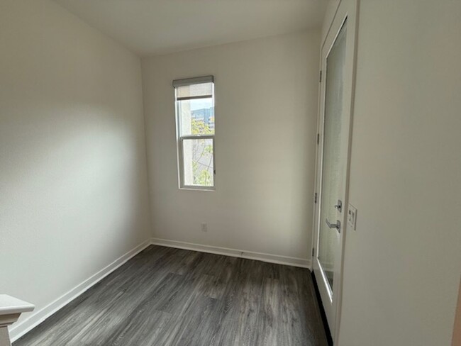 Building Photo - Location! Location! Location! 4 bdr townho...