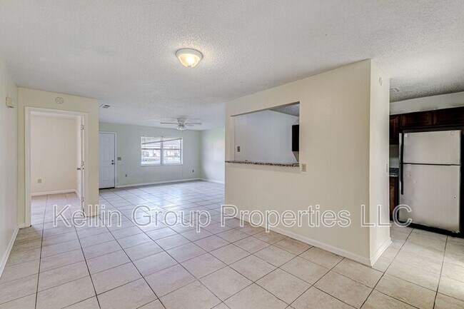 Building Photo - 860 Fox Lake Dr