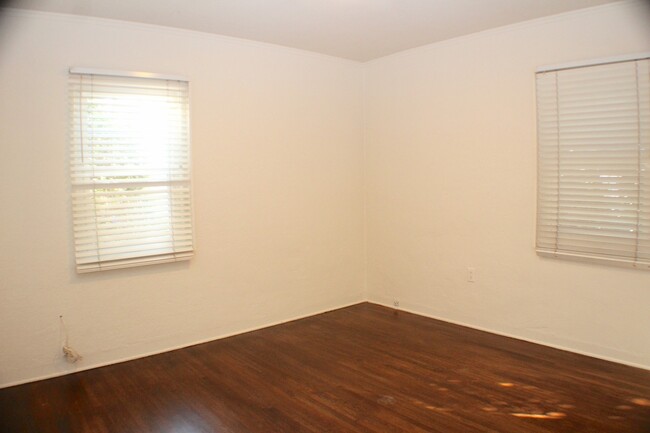 Building Photo - Charming 2BR/1BA House in OB W/ parking, W...