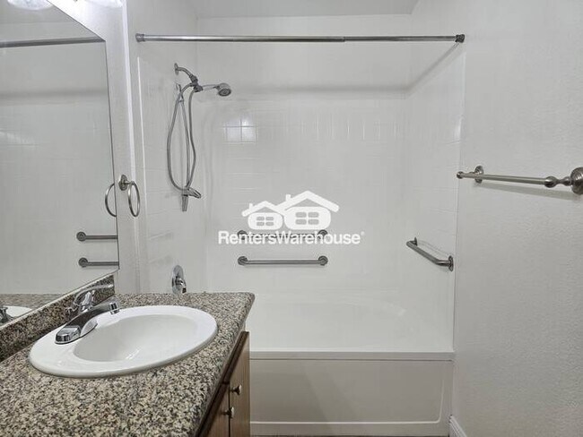 Building Photo - Beautiful 1-bedroom, 1-bathroom condo