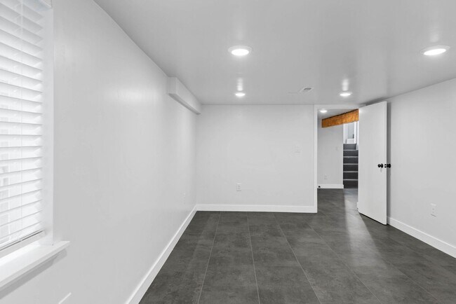 Building Photo - 3 Bed, 2 Bath, 1 Office/Guest - Fully Renovated Midtown Home