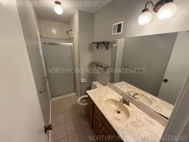 Building Photo - 4 bed, 3 bath, spacious home available now!