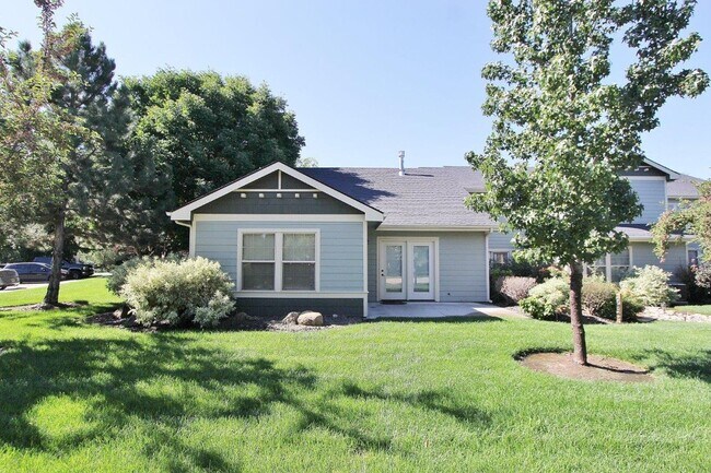 Building Photo - Immaculate Single-Level Townhouse