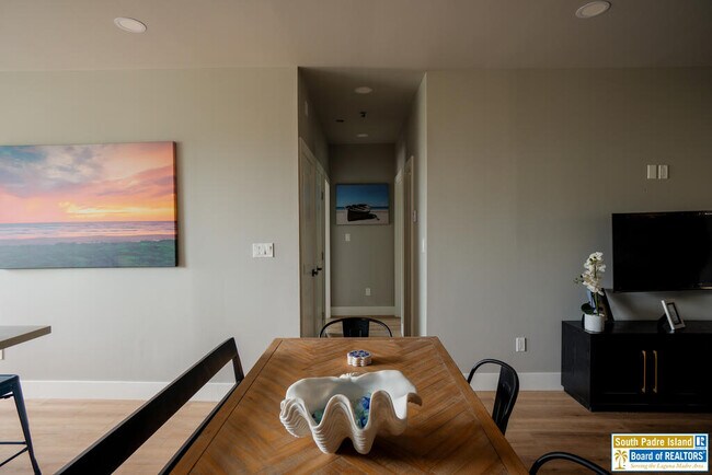 Building Photo - 111 W Sunny Isle Dr