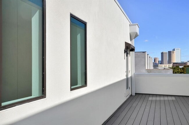 Building Photo - 401 N Oregon Ave