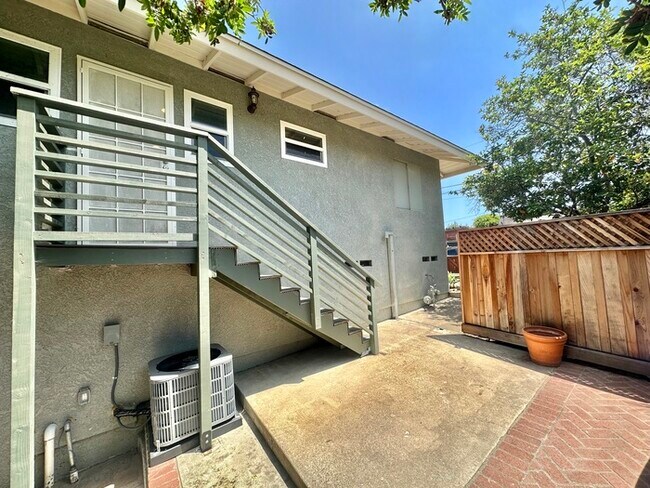 Building Photo - Beautifully Renovated Stand Alone Home Fea...