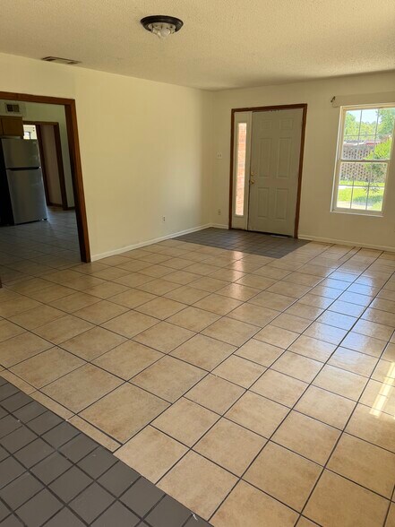Building Photo - 51 Arkwright Ln