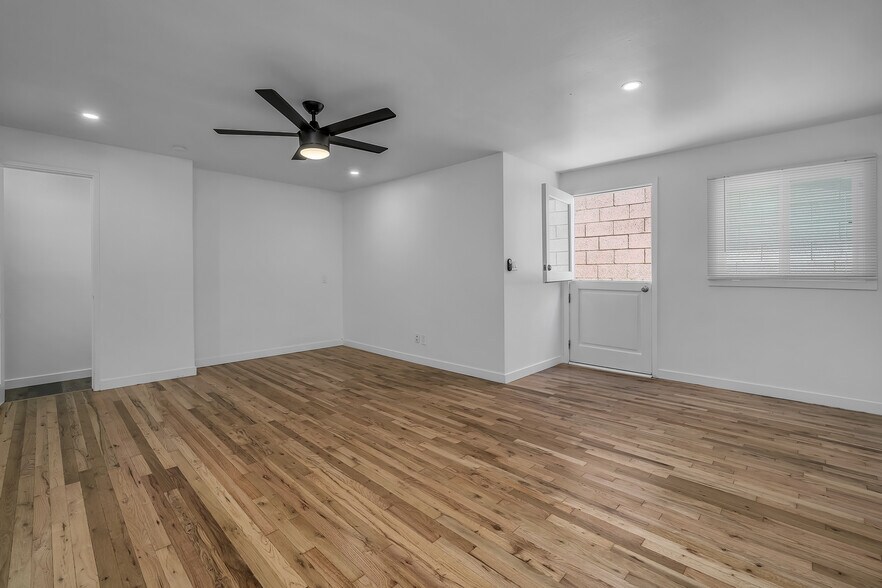 Living Area - 905 Manhattan Beach Blvd