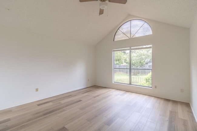 Building Photo - 300 Oakcrest Dr