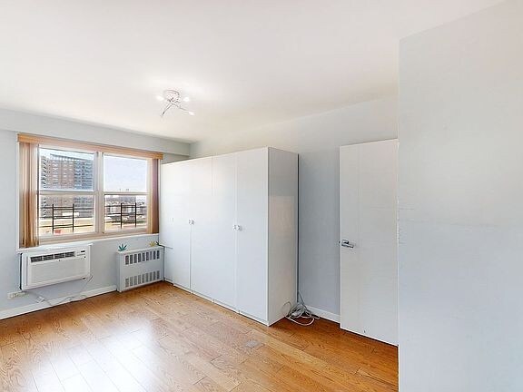 Building Photo - 2925 W 5th St