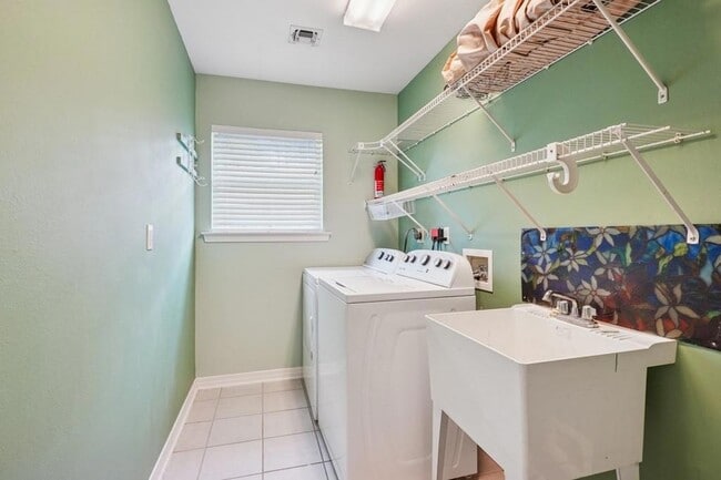 Building Photo - 712 Homewood Dr