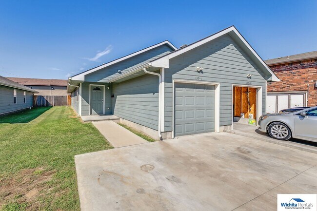 Building Photo - 3 bedroom 2 bath duplex