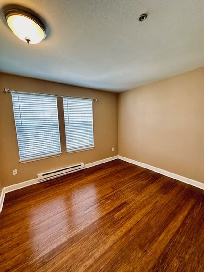 Building Photo - Beautifully Updated 2 Bedroom Condo