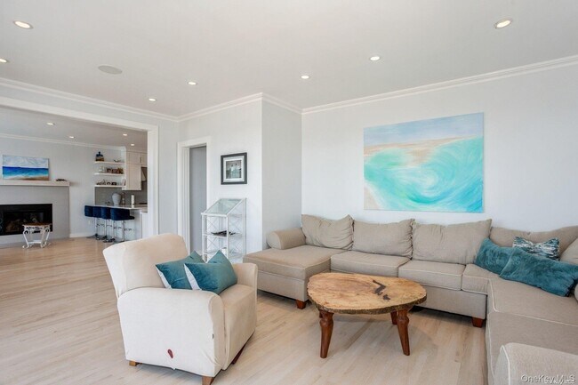 Building Photo - 676 Dune Rd