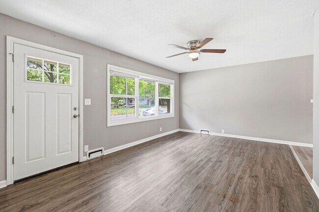Building Photo - Don't Miss Out on This Charming 3 Bed, 1 Bath Home in South Kansas City!