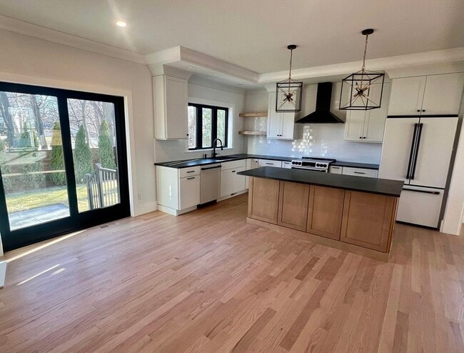 Building Photo - 10 Webber Ave