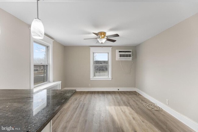 Building Photo - 818 N Stiles Ave