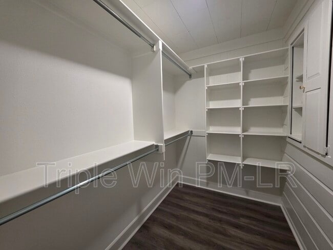 Building Photo - 16 Hum Rd