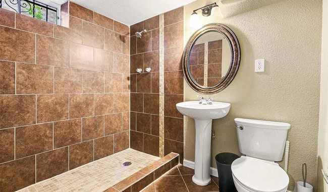 Building Photo - Furnished 3 bedroom 1 bathroom apartment