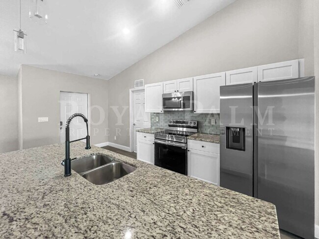 Building Photo - 4BR/2BA Home with High Ceilings, Garage & Large Kitchen Island