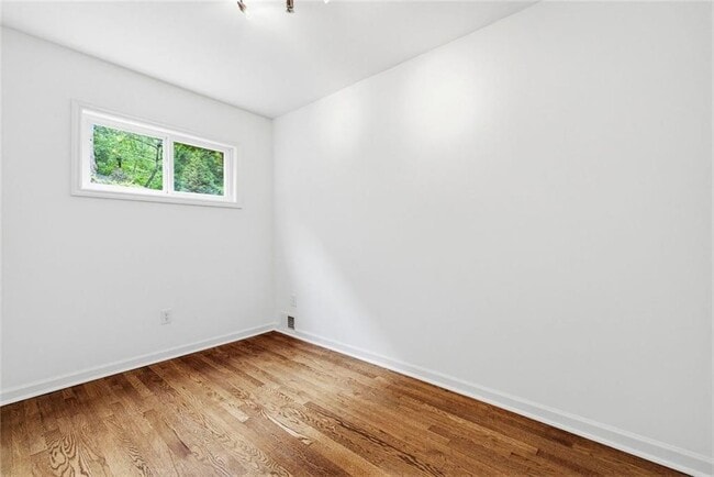 Building Photo - 445 Forest Hills Dr