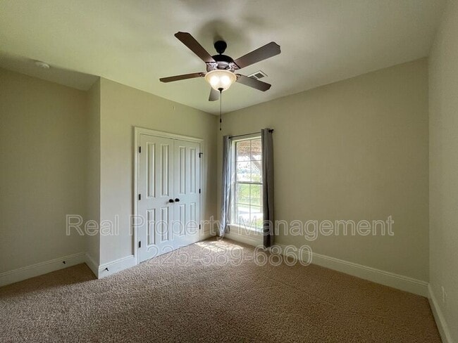 Building Photo - 10950 Hillpark Ave