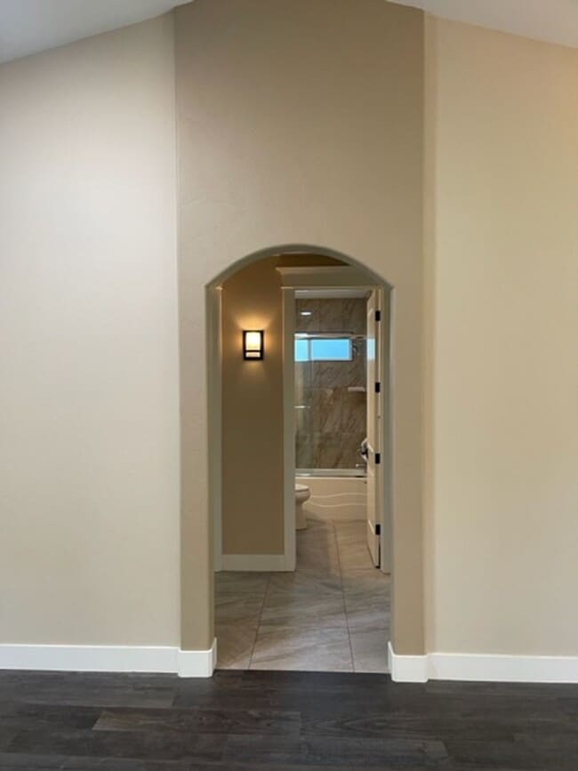 Building Photo - 3 Bedroom Home in Mistletoe Neighborhood