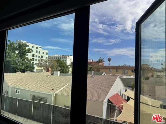 Building Photo - 727 S Gramercy Dr