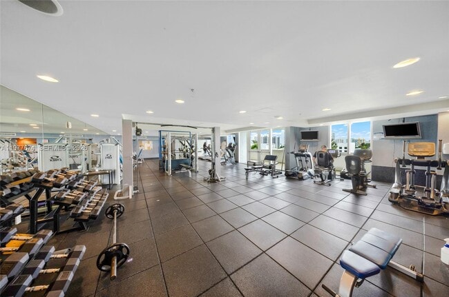 Building Photo - 7910 Harbor Island Dr