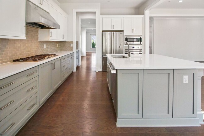 Building Photo - 5 Bed 4.5 Bath - Bethesda Single Family - ...