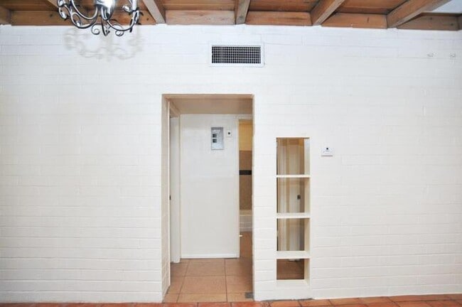 Building Photo - 4 bedroom/2 bath home on large lot near Alvernon/Grant!