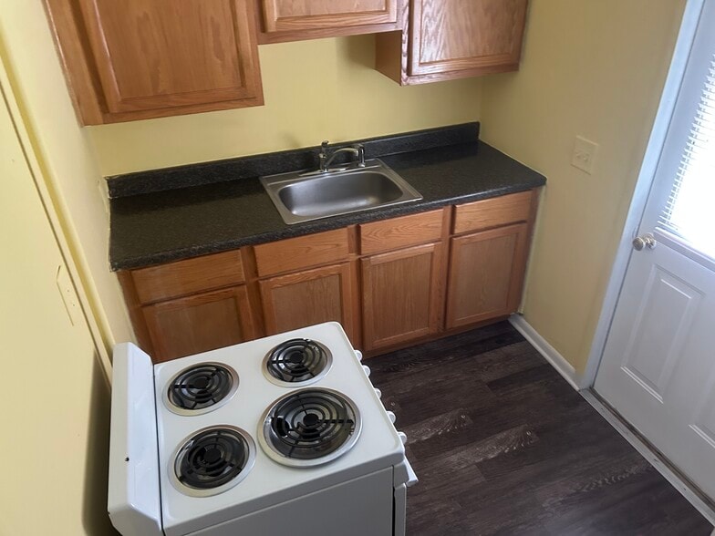 Kitchen - 1387 N Cole St