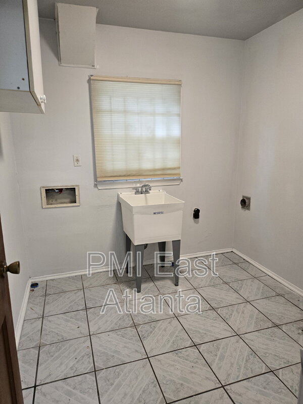 Building Photo - 3622 Kings Park Way