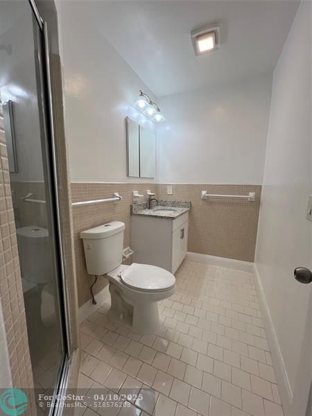 Building Photo - 2550 NE 51st St
