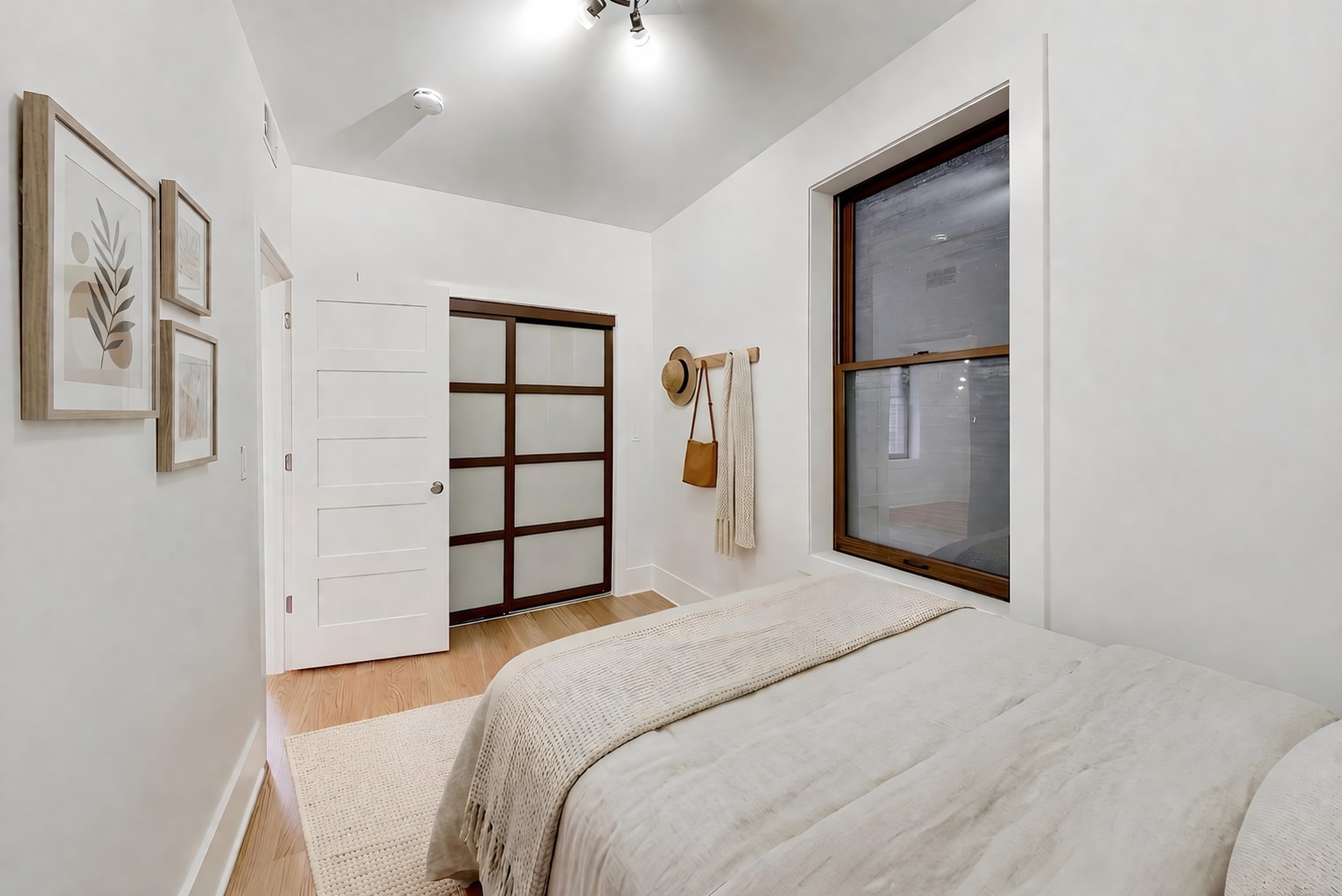 Building Photo - 2132 N Oakley Ave