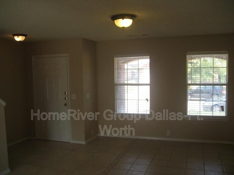Building Photo - 2304 Hampton Dr