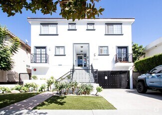 Building Photo - Discover Modern Townhome Living in Palms -...
